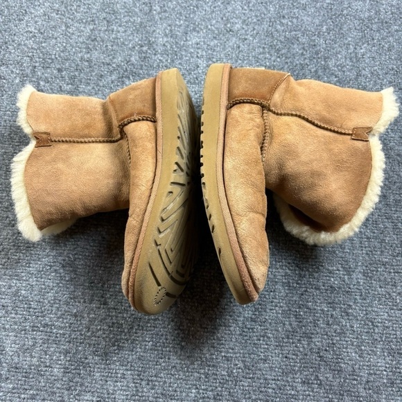 UGG Women’s Tan Bailey Ankle boot w/button Sheepskin size: 5 - Picture 3 of 11